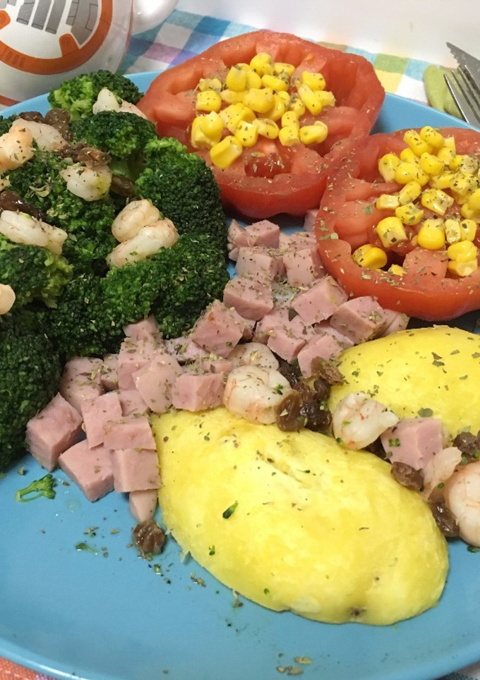 Una foto de Brócoli con pavo, tomate, patata y gambas