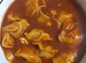 Hình của món Sủi cảo luộc sốt cay (2 phiên bản dành cho người có và không có tương ớt Hàn).