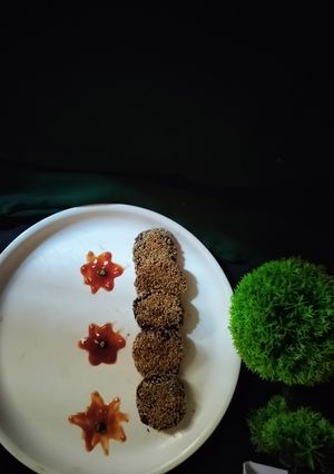 A picture of Beetroot tikki.