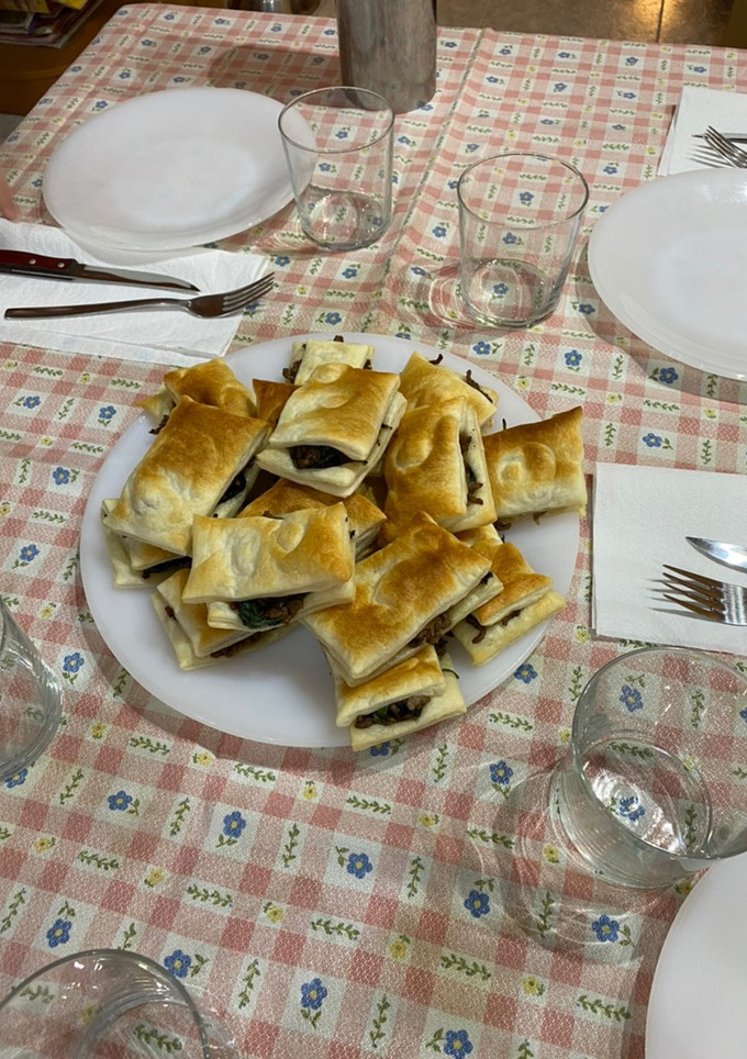 Una foto de Hojaldres de carne y espinacas