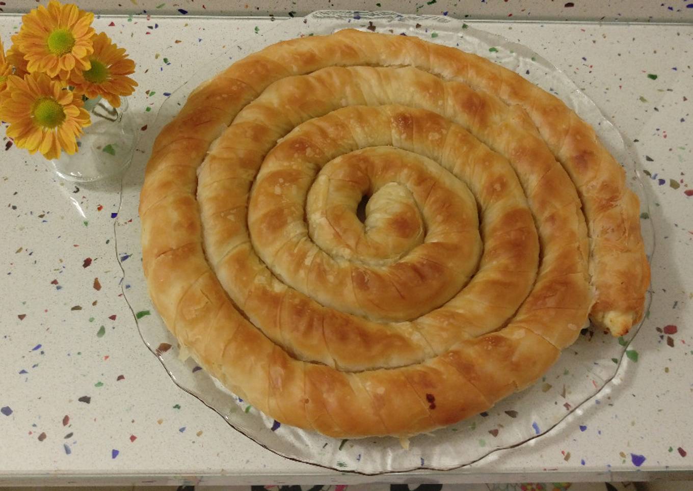Caracol de hojaldre con quesos y frutos secos