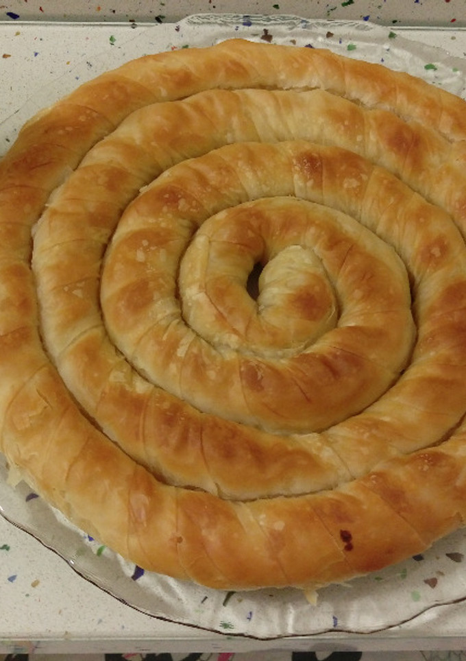Una foto de Caracol de hojaldre con quesos y frutos secos