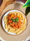 Rigatoni con salsa boloñesa de calabaza