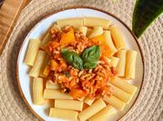 Una foto de pasta rigatoni