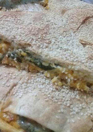 Una foto de Tarta con pascualinas rellena con calabaza queso y zapallito