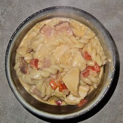 A picture of Buffalo chicken bacon mac & cheese.