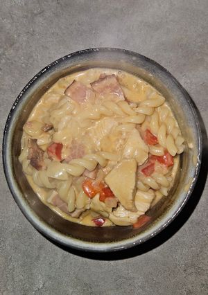A picture of Buffalo chicken bacon mac & cheese.