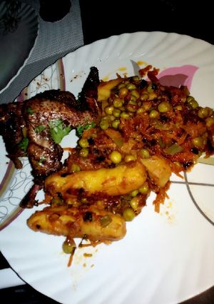 A picture of Matoke peas with panfried roast chicken.#authors marathon.