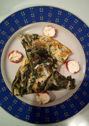 Foto di Frittata di borragine e giri con decorazioni pomodorini e Philad