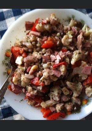 Une photo de Salade de chou fleur au jambon poivrons tomates et olives