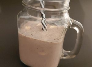 Zdjęcie przepisu Karobowy shake z bananem i lodami oreo.
