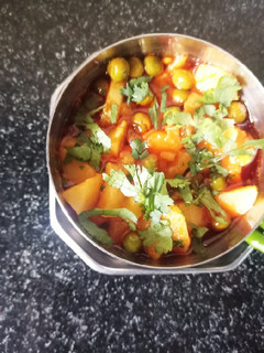 વટાણા બટાકા નું શાક (Vatana Bataka Shak Recipe In Gujarati) રેસીપી મુખ્ય ફોટો