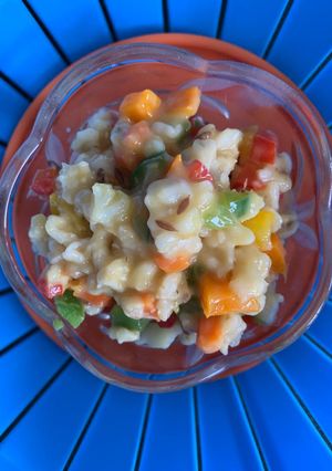 ઓટ્સ વેજીટેબલ ખીચડી (Oats Vegetable Khichdi Recipe In Gujarati) રેસીપી મુખ્ય ફોટો