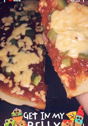 صورة لوصفة بيتزا بدون عجن وفي المقلاة 🍕❤️