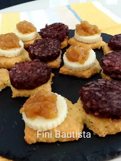 Una foto de Canapés de morcilla y queso
