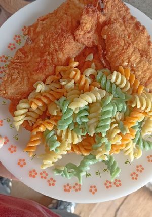 Una foto de Milanesa con fideos