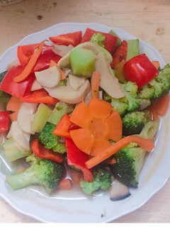 A picture of Stir fried vegetable in season (vegan food).