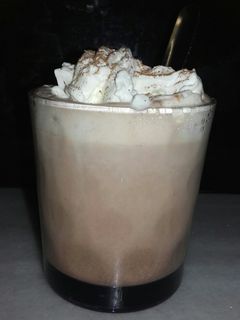 Una foto de Café vienés con nata y canela
