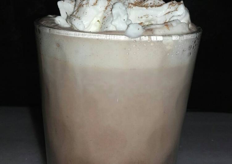Café vienés con nata y canela