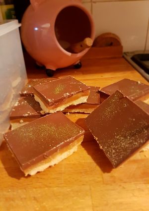 A picture of Millionaire shortbread.