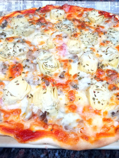 Una foto de Pizza con alcachofas, champiñones y jamón york