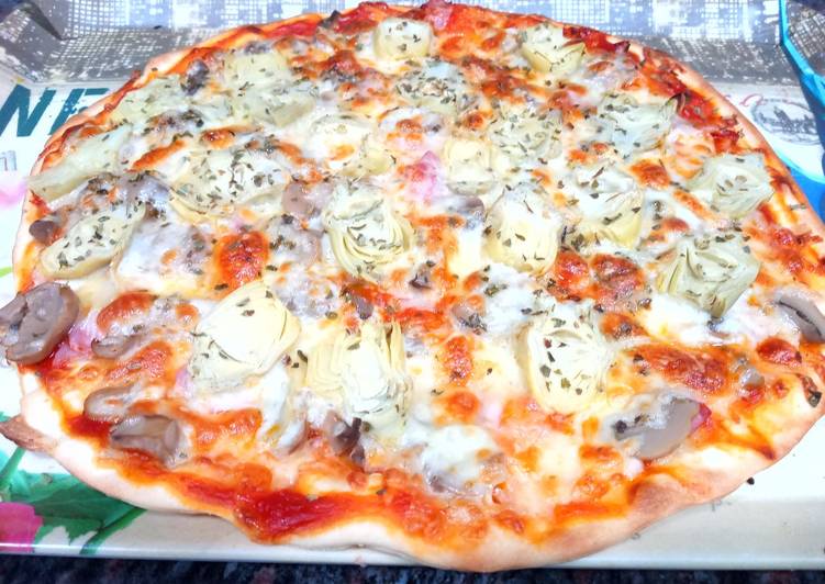 Pizza con alcachofas, champiñones y jamón york