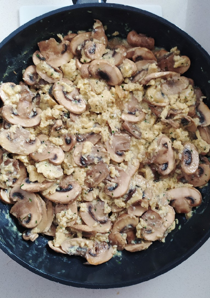 Una foto de Huevos revueltos con champiñones