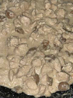 Una foto de Pollo con nata y champiñones