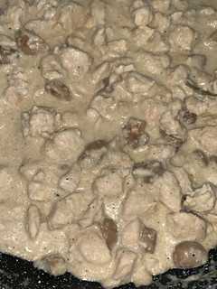 Una foto de Pollo con nata y champiñones