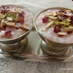 A picture of Sabudana kheer rose flavor.