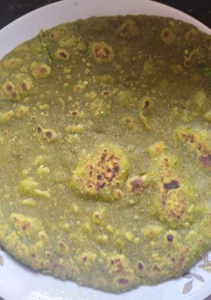 पालक ठेपला (palak thepla recipe in marathi) रेसिपी चे मुख्य फोटो 