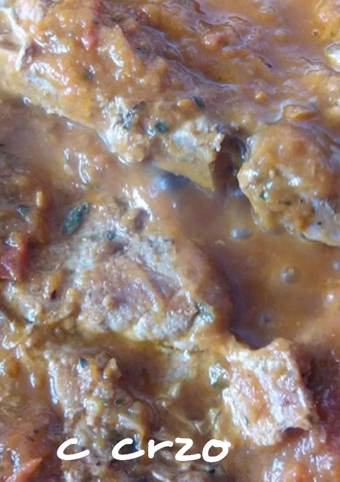 Una foto de Chuleta de cerdo adobada y con tomate frito