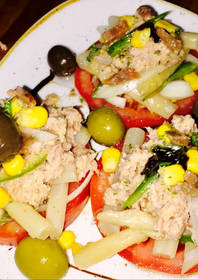 Una foto de Ensalada de tomate, atún y espárragos blancos
