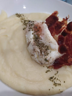 Una foto de Puré de patatas y huevo poché con crujiente de jamón