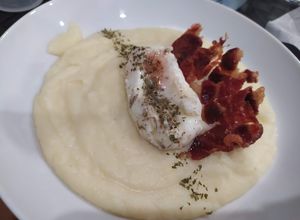Foto principal de Puré de patatas y huevo poché con crujiente de jamón