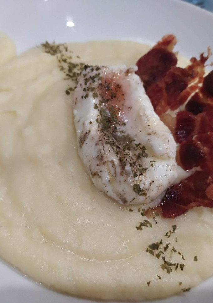 Una foto de Puré de patatas y huevo poché con crujiente de jamón