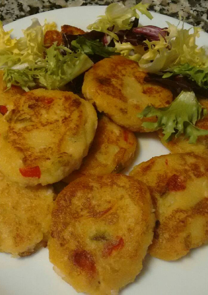 Una foto de Mini hamburguesas de pechuga de pollo, patata y pimientos