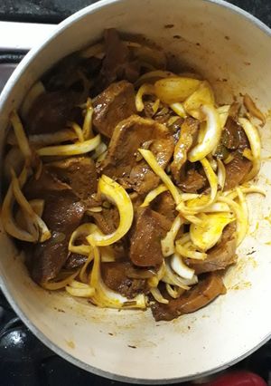 Una foto de Lengua de res encebollada
