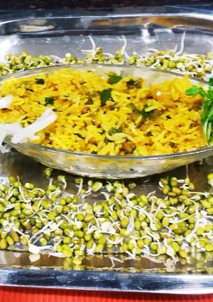 સ્પ્રાઉટેડ મગ પુલાવ(Sprouted mung pulao recipe in Gujarati) રેસીપી મુખ્ય ફોટો