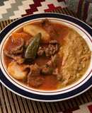 Bistec con papas en salsa roja