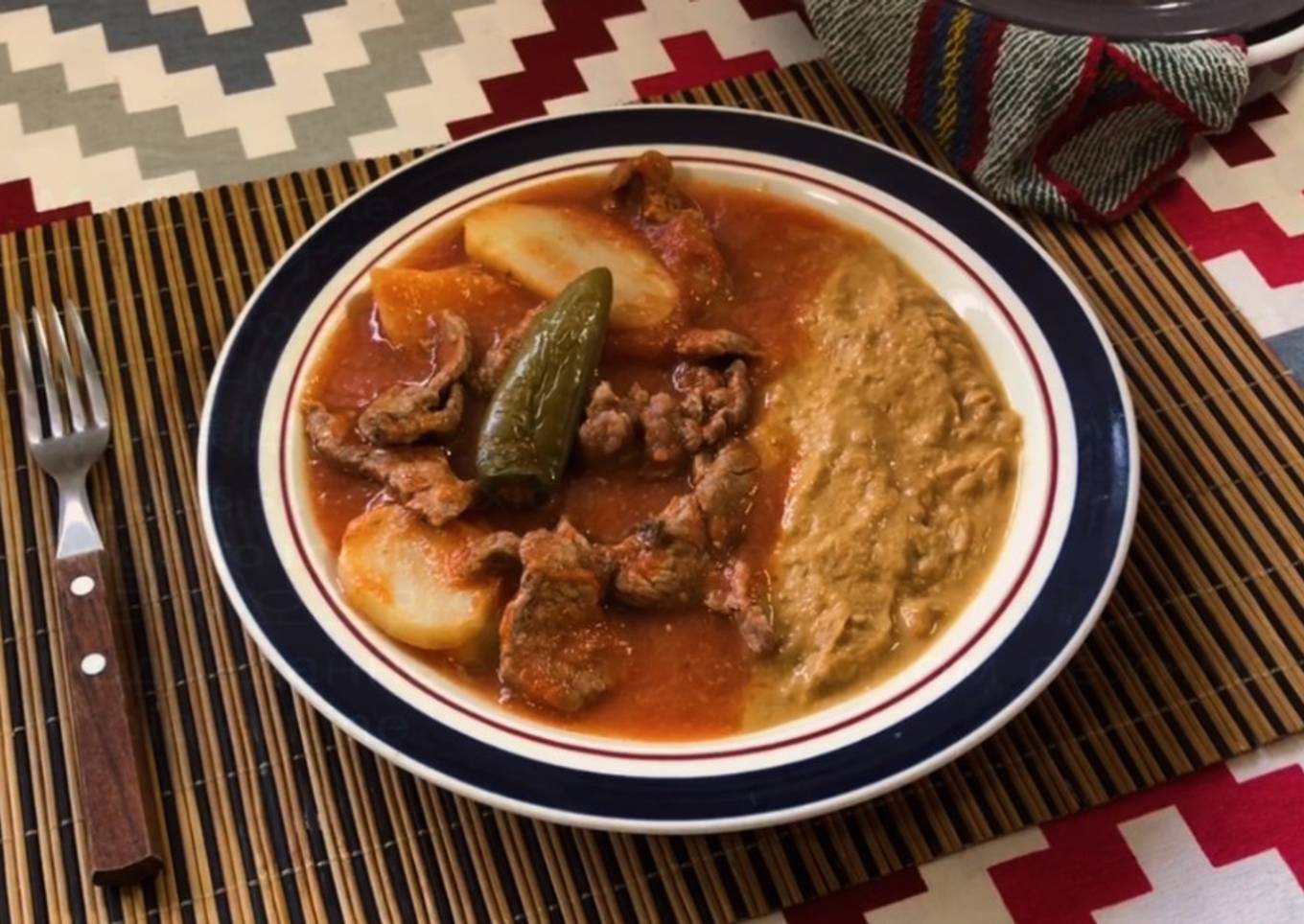 Bistec con papas en salsa roja