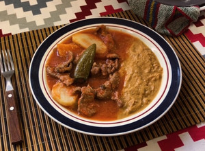 Una foto de Bistec con papas en salsa roja