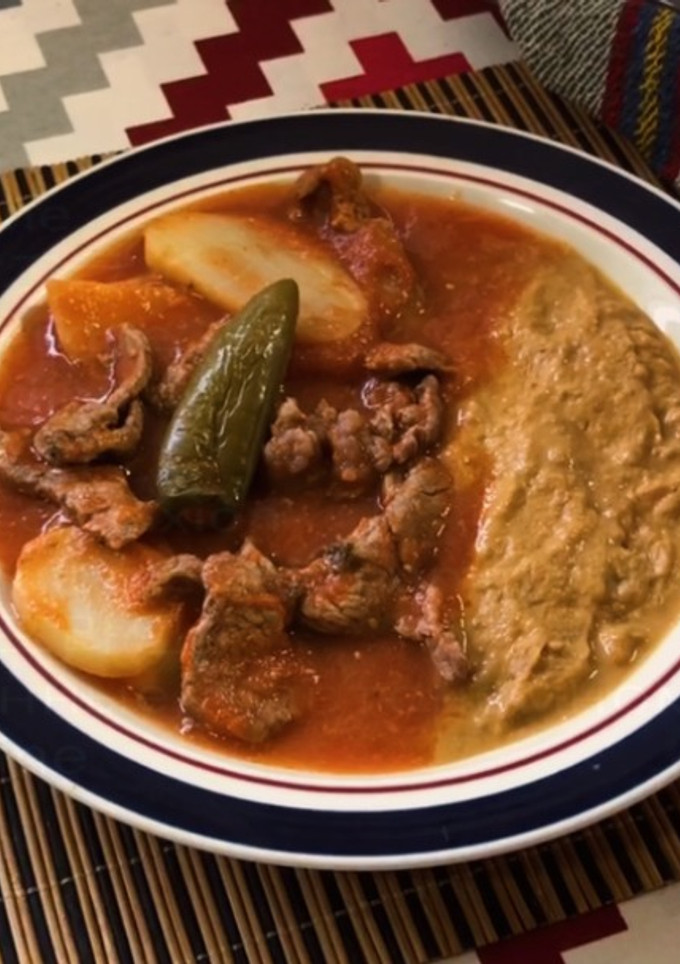 Una foto de Bistec con papas en salsa roja