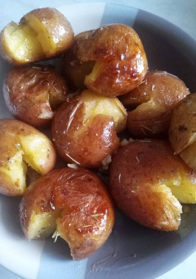 Картофель в масляно-медовом соусе с тимьяном