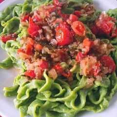 Una foto de Tallarines de espinaca caseros, con salsa de cherrys🍅
