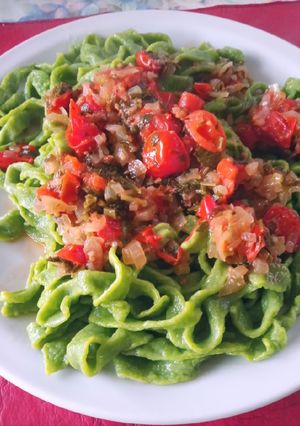 Una foto de Tallarines de espinaca caseros, con salsa de cherrys🍅