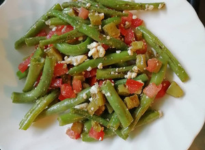 Una foto de Ensalada de nopales y ejotes