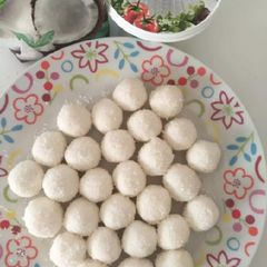 A picture of Ricotta chesse balls.