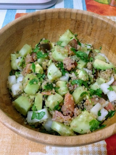 Una foto de Quinoa con salmón ahumado y pico de gallo