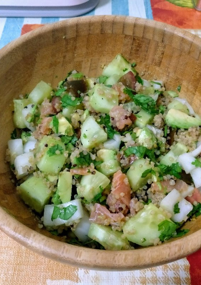 Una foto de Quinoa con salmón ahumado y pico de gallo